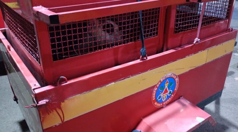 cão da raça pitt bull capturado pelos bombeiros depois de atacar mãe e filha em São Sebastião do Paraíso