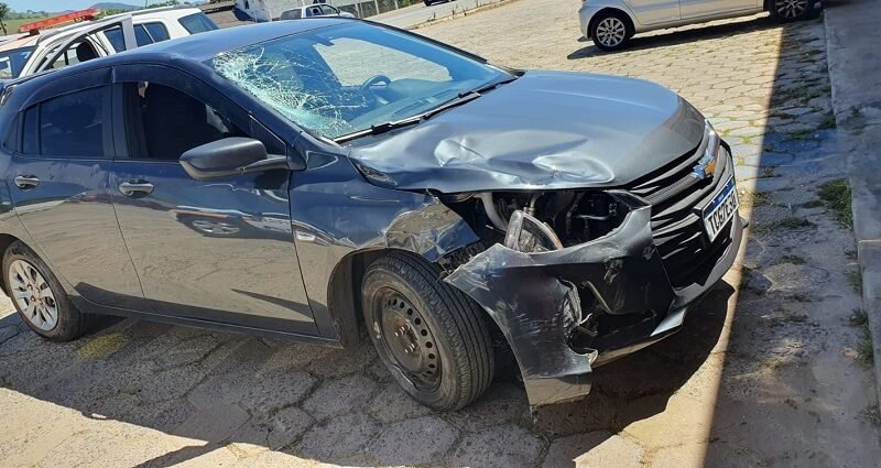 carro que se envolveu em atropelamento fatal de uma ciclista na BR 459 em Itajubaá-MG