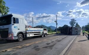 carreta com 10 toneladas de gás natural tombada na BR 459