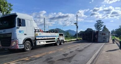 carreta com 10 toneladas de gás natural tombada na BR 459