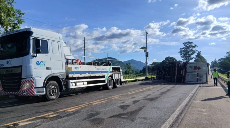 carreta com 10 toneladas de gás natural tombada na BR 459