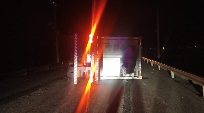 acidente com carreta na br 459