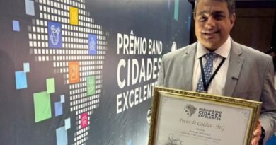 Prefeito de Poços de Caldas, Paulo Ney durante a premiação da edição 2025 do Prêmio Band Cidades Excelentes.