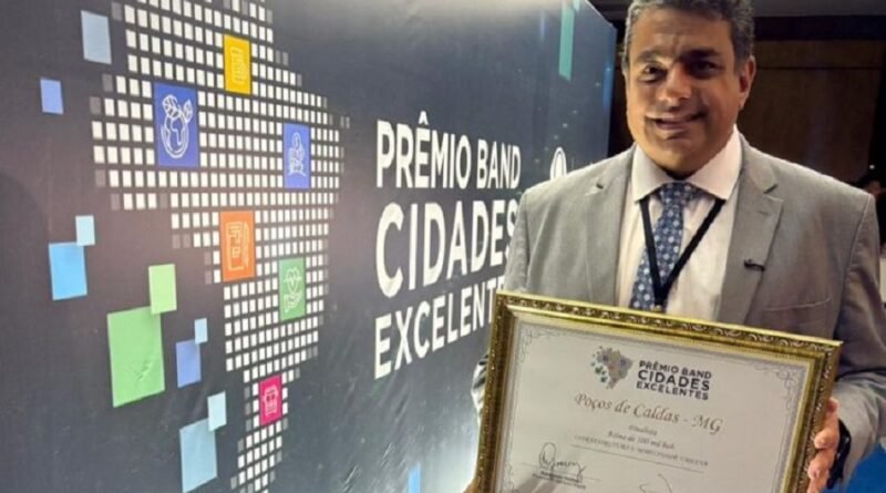 Prefeito de Poços de Caldas, Paulo Ney durante a premiação da edição 2025 do Prêmio Band Cidades Excelentes.