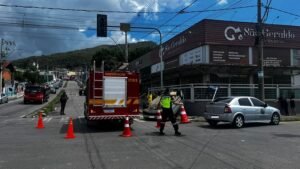 carro capotado em cruzamento na Rua Nico Duarte, em Poços de Caldas - MG
