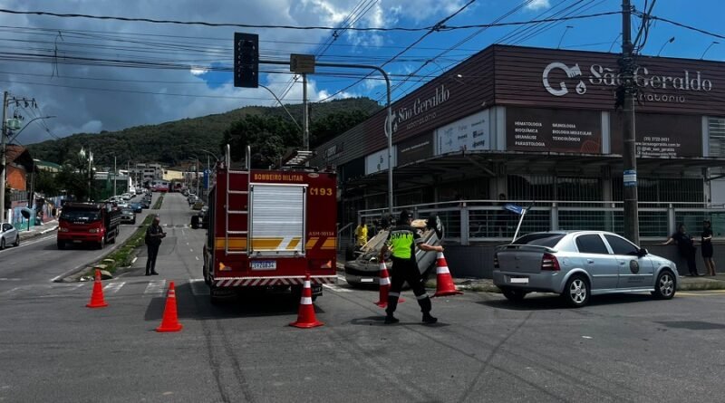 carro capotado em cruzamento na Rua Nico Duarte, em Poços de Caldas - MG