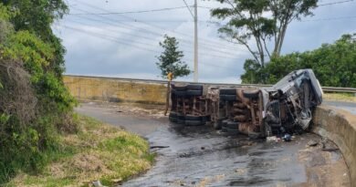 carreta tombada na serra de campestrinho em Poços de Caldas-MG