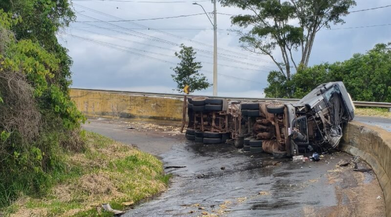 carreta tombada na serra de campestrinho em Poços de Caldas-MG
