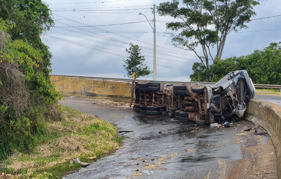 carreta tombada na serra de campestrinho em Poços de Caldas-MG