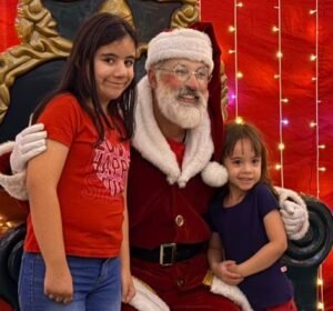 crianças abraçadas com o papai noel