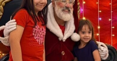 crianças abraçadas com o papai noel