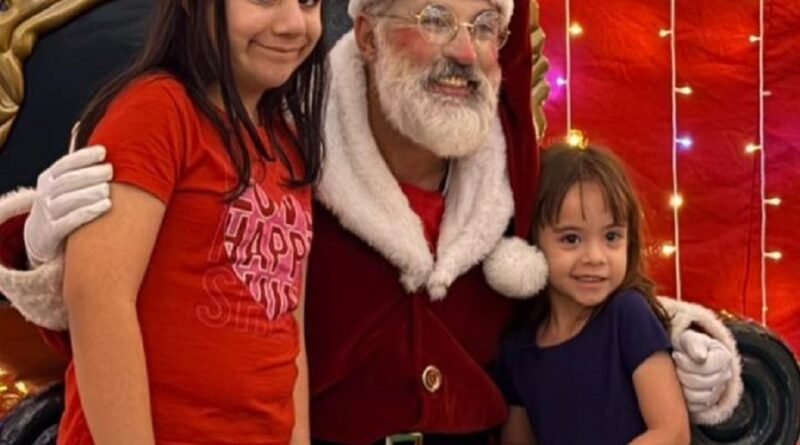 crianças abraçadas com o papai noel