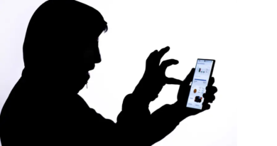 bandido clonando número de celular, foto ilustrativa