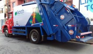 caminhão da coleta de lixo em Poços de Caldas