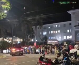 pessoas em frente a Santa Casa de Poços de Caldas em oração pela recuperação de mãe e filha, vítimas de queimaduras