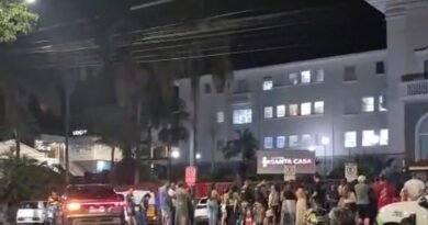 pessoas em frente a Santa Casa de Poços de Caldas em oração pela recuperação de mãe e filha, vítimas de queimaduras