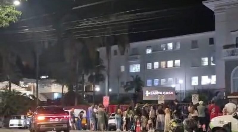 pessoas em frente a Santa Casa de Poços de Caldas em oração pela recuperação de mãe e filha, vítimas de queimaduras