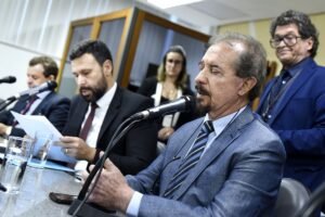 Deputados estaduais durante audiência na ALMG