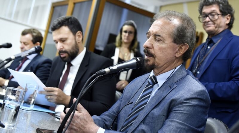 Deputados estaduais durante audiência na ALMG