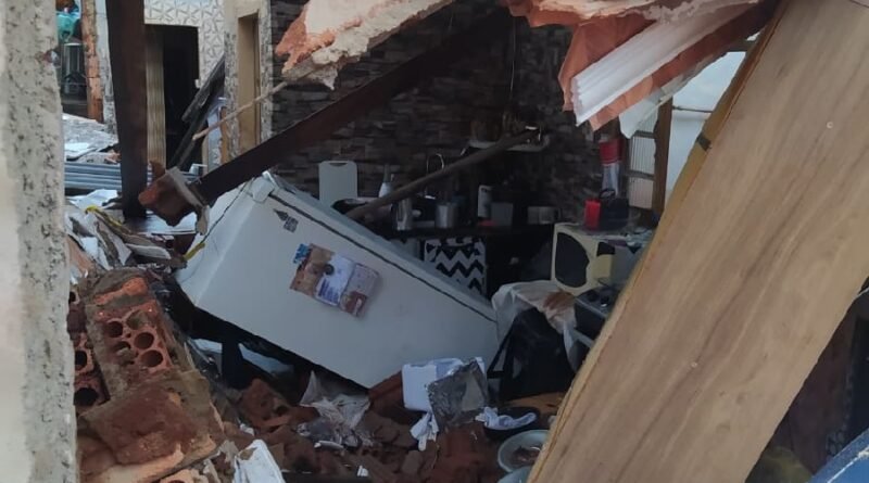 desabamento de casa em Alfenas após forte chuva.