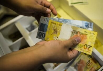 Salário mínimo deverá subir para R$ 1.741 em 2027 dinheiro sendo retirado de caixa