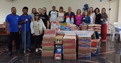 entrega de alimentos arrecadados durante o passeio solidário de natal