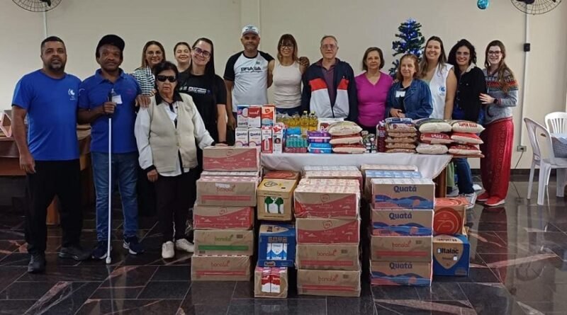 entrega de alimentos arrecadados durante o passeio solidário de natal