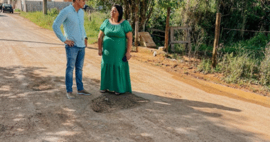 Vereador Douglas Dofu durante visita ao bairro Marco Divisório em Poços de Caldas-MG