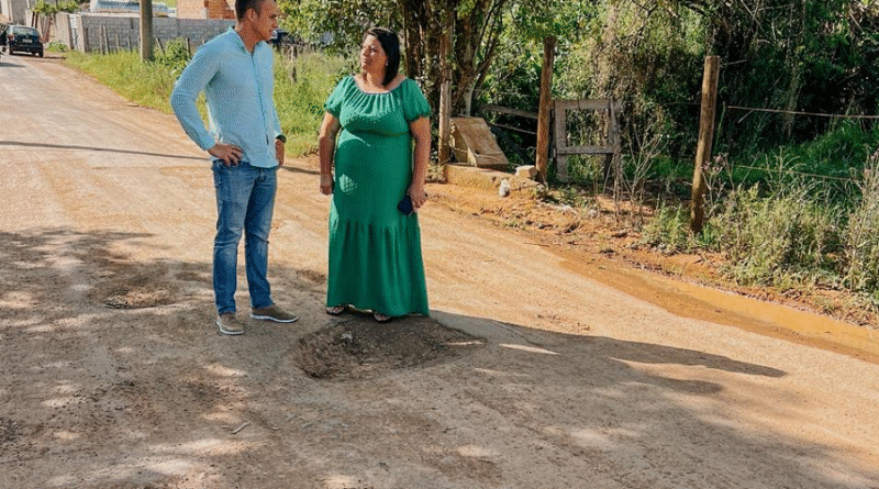 Vereador Douglas Dofu durante visita ao bairro Marco Divisório em Poços de Caldas-MG
