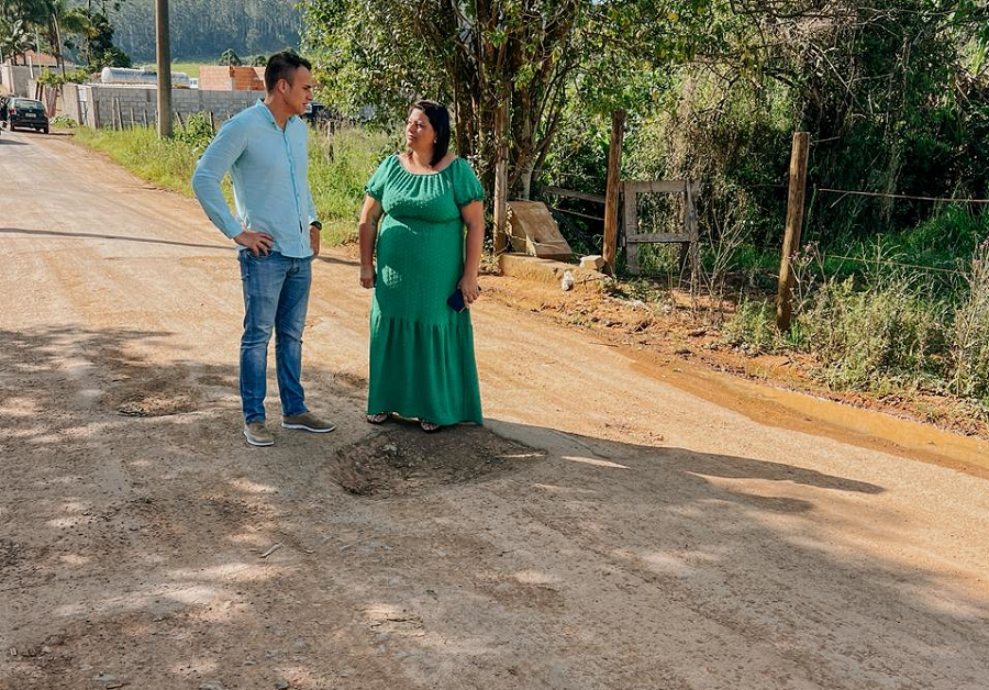 Vereador Douglas Dofu durante visita ao bairro Marco Divisório em Poços de Caldas-MG