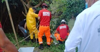 equipes do corpo de bombeiros e serviço funerário na remoção de um corpo às margens do rio lambari em Poços de Caldas-MG