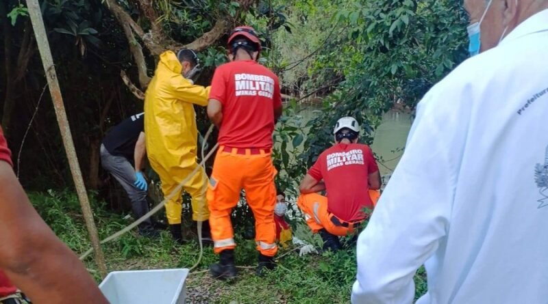 equipes do corpo de bombeiros e serviço funerário na remoção de um corpo às margens do rio lambari em Poços de Caldas-MG