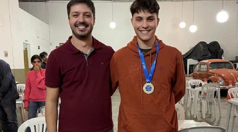 O professor Willian Silva ao lado de João Linhares, um dos melhores enxadristas do país