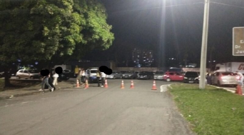 Cobrança de estacionamento ilegal no entorno do Poliesportivo Arthur de Mendonça Chaves em Poços de Caldas - MG