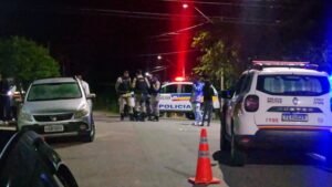 viaturas da pm na frente de um bar onde ocorreu um homicídio no bairro Jardim Contorno em Poços de Caldas -MG
