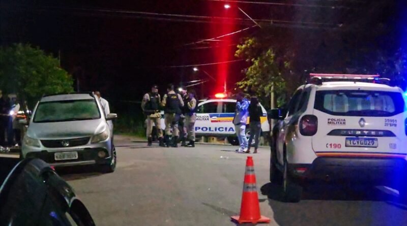 viaturas da pm na frente de um bar onde ocorreu um homicídio no bairro Jardim Contorno em Poços de Caldas -MG