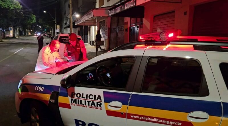 Viatura da PM após ocorrência de homicídio em um bar no bairro vila nova em Poços de Caldas-MG