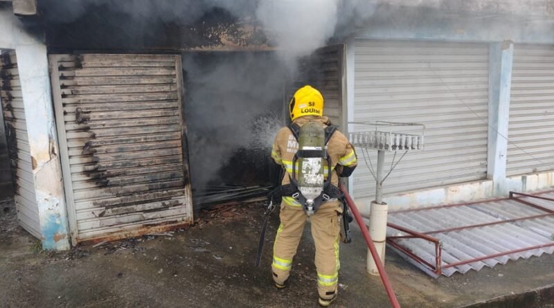 bombeiros combatendo incêndio veicular em uma garagem em Poços de Caldas