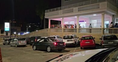 fachada do Pronto Socorro da Santa Casa de Poços de Caldas-MG e viatura da PM