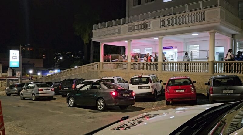 fachada do Pronto Socorro da Santa Casa de Poços de Caldas-MG e viatura da PM