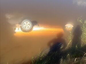 O carro submerso em açude na zona rural de Botelhos-MG