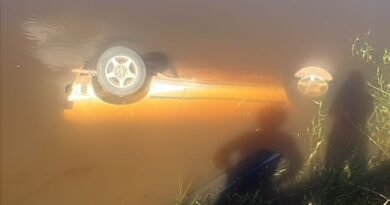 O carro submerso em açude na zona rural de Botelhos-MG