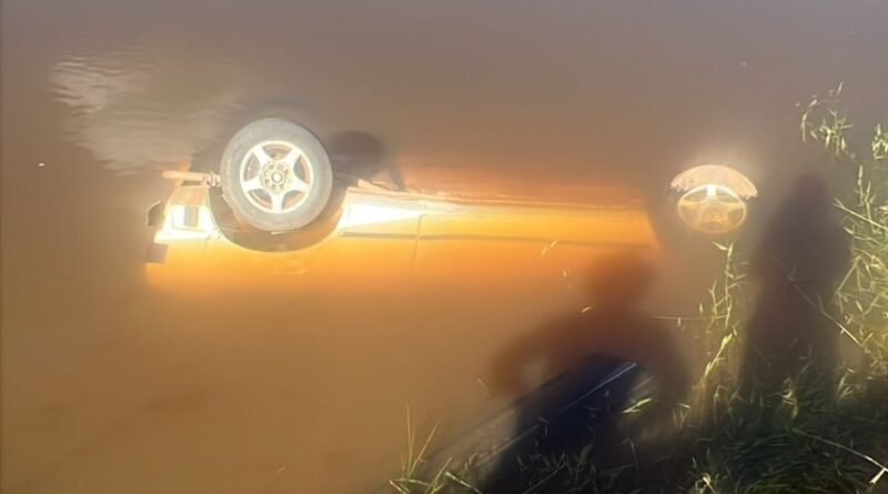 O carro submerso em açude na zona rural de Botelhos-MG