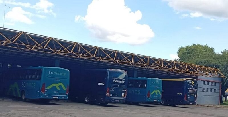 Ônibus estacionados no terminal de ônibus de Poços de Caldas-MG