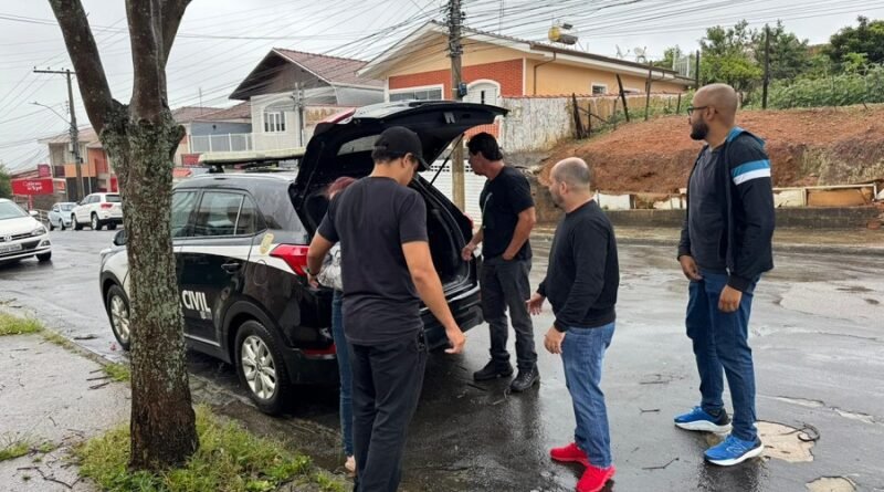 equipe da policia civil de Poços de Caldas durante cumprimento de mandados de prisão