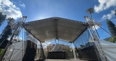 Palco onde será a festa da virada na praça Pedro Sanches em Poços de Caldas