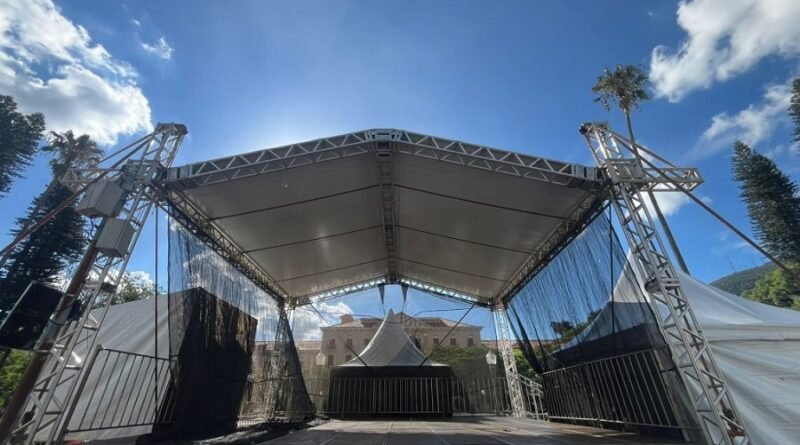Palco onde será a festa da virada na praça Pedro Sanches em Poços de Caldas