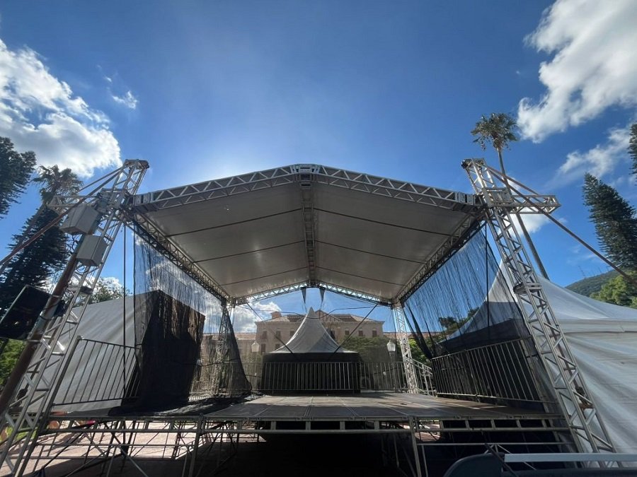 Palco onde será a festa da virada na praça Pedro Sanches em Poços de Caldas