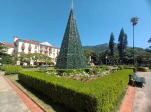 carro submerso em açude na zona rural de Botelhos(MG)