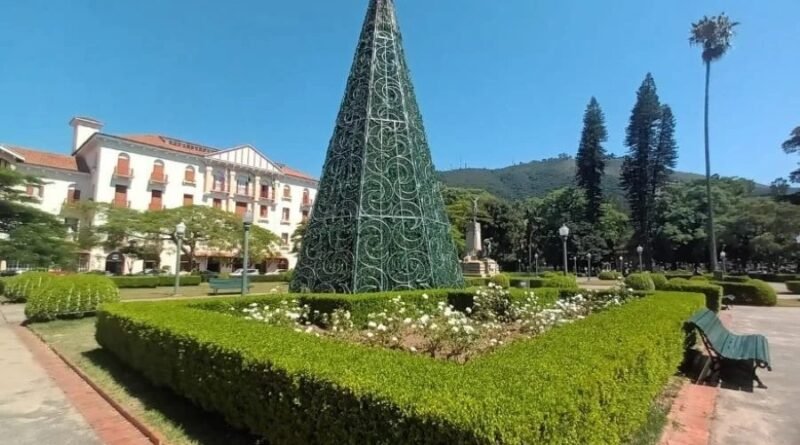 carro submerso em açude na zona rural de Botelhos(MG)